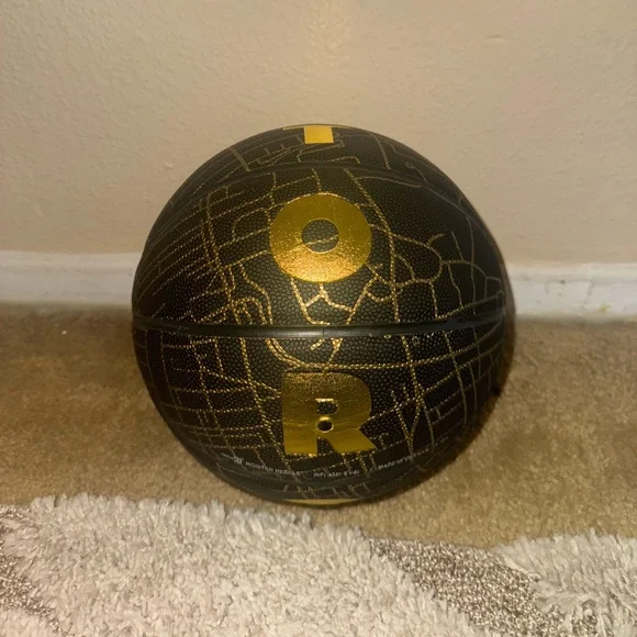 Toronto Edition Collector's Basketball Round21 - Picture 2 of 9